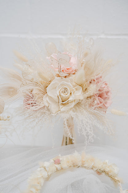 „FABELHAFT &amp; ELEGANT“, Brautstrauss, Trockenblumen, Bridebouquet Dried flowers, stabilisierte Rosen, Infinity Roses