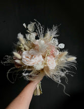 Serie „FABELHAFT & ELEGANT“, Brautstrauss, Trockenblumen, Bridebouquet Dried flowers, stabilisierte Rosen, Infinity Roses